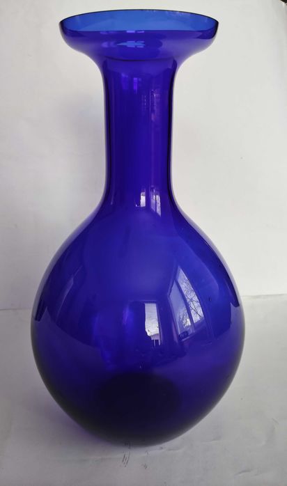 Голяма ваза от ръчно издухано стъкло