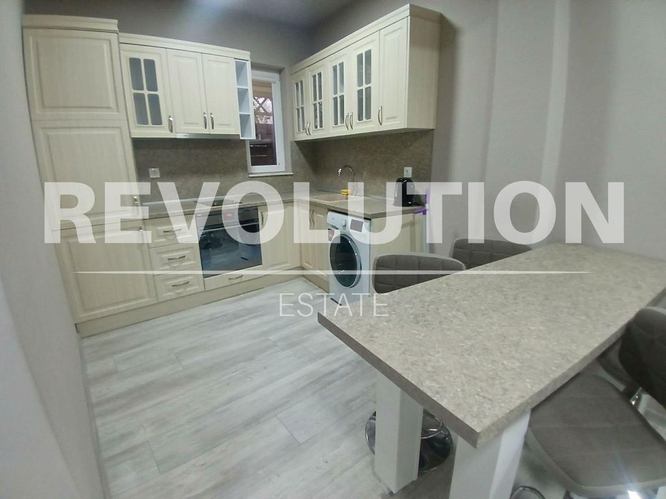 Тристаен апартамент в района на ЖП гара!