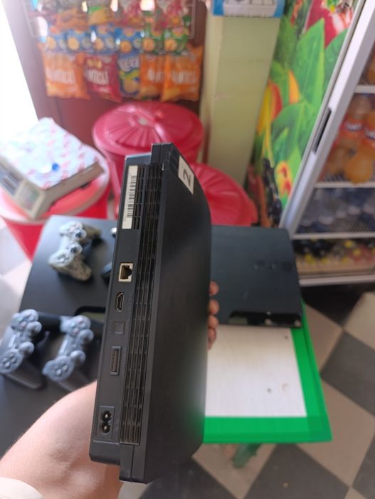 "PlayStation 3 Slim ideal holatda, joystik bilan".
