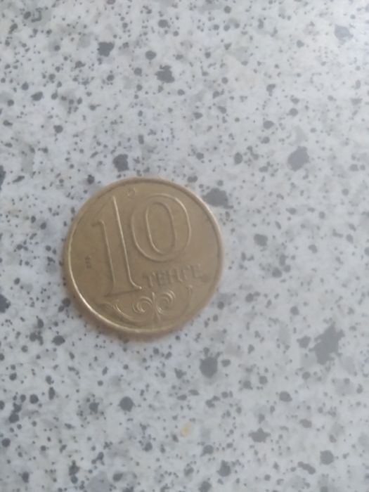 Продам 10 тенге 2012 года