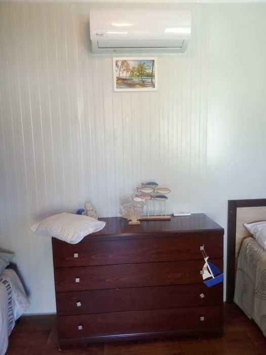 Продава бунгало с веранда в Кариани до брега.