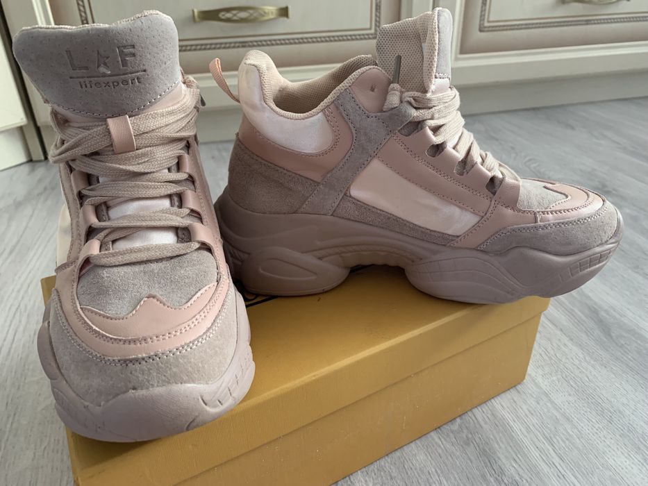 Продам кроссовки