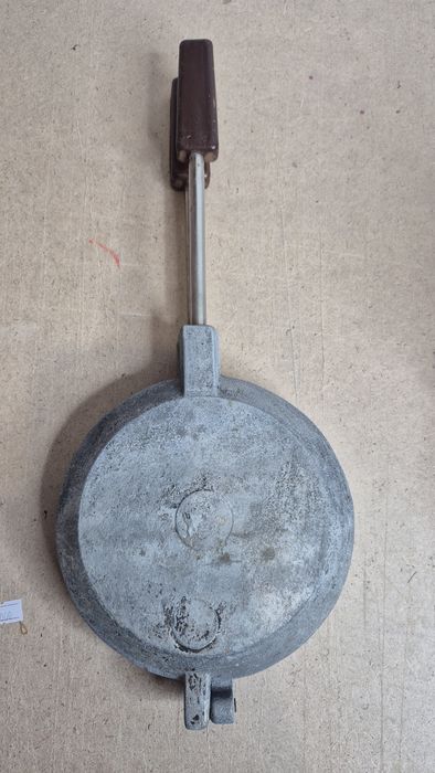 Орешницы, вафельницы, формы для леденцов.