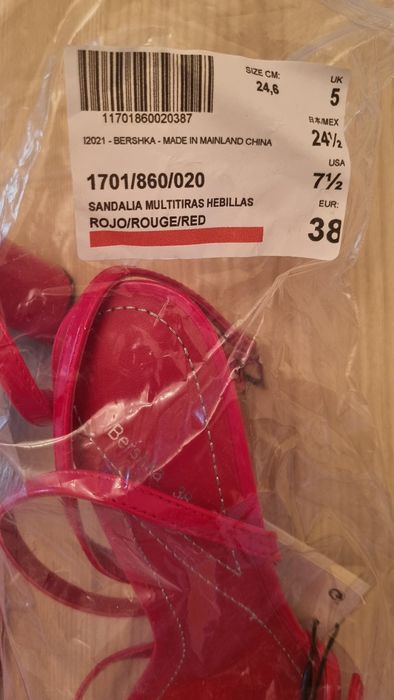 Босоножки бренда BERSHKA