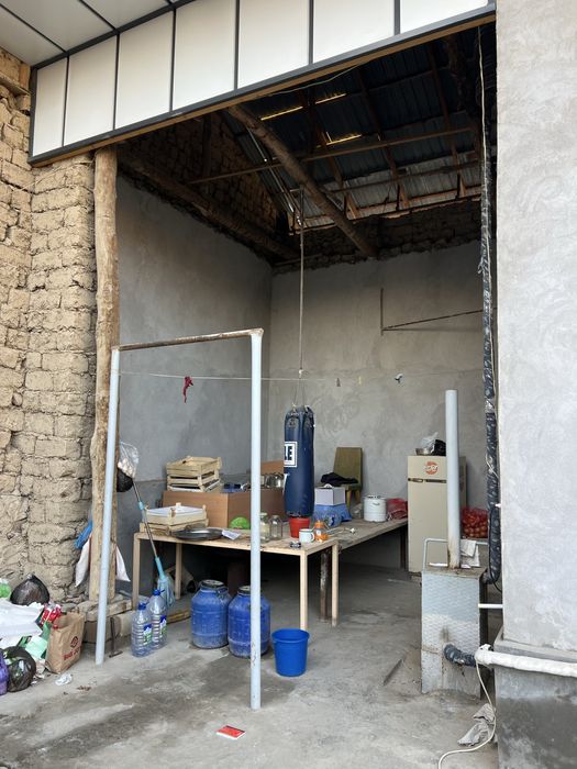 6 sutix uchastka sotiladi 1 ta oshxonasi 1 ta banyasi bor