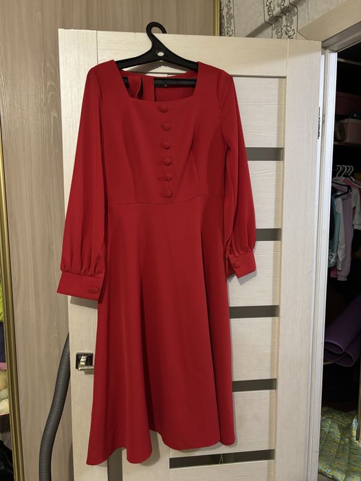 Продам красивое красное платье за 5000