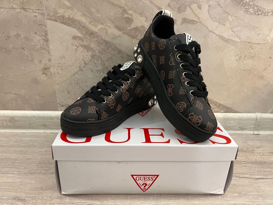 Оригинални сникърси Guess