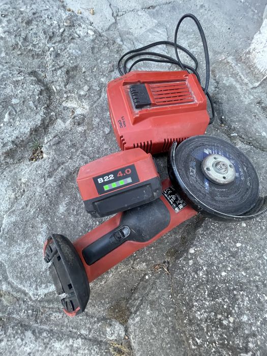 HiLTi  ъглошлайф AG 125-A22 с батерия и зарядно цената е за комплекта