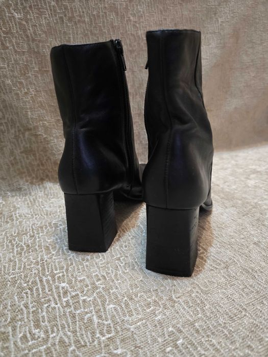 Cizme dama din piele naturala, mărime 36 si 37, stare foarte bună.