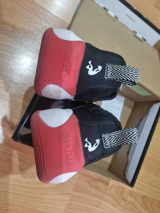 Adidași marca SHAQ, mărimea 31, de culoare neagră