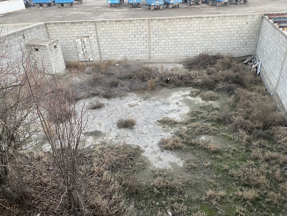 Buxoro viloyati peshku tumani markazidan 3 etajli obyekt sotiladi.