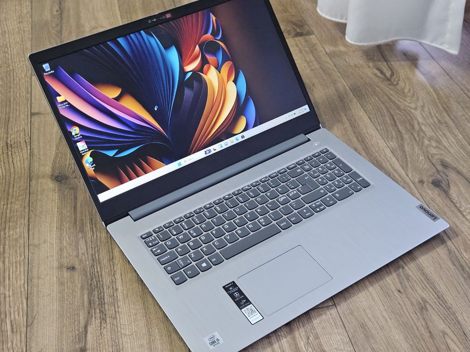 Laptop Lenovo Intel i5 generația 10, SSD 256GB PCIe 8GB DDR4, 17.3 LED