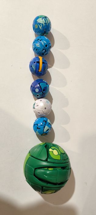 Vand set 8  jucarii Bakugan