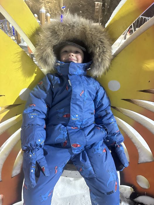 Продам за треть цены зимний комбинезон,шапка и варежки.