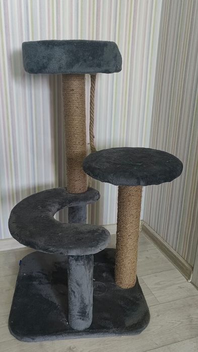 Продам лежанку для кошки с когтеточкой