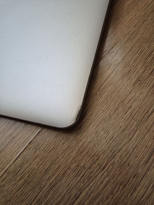 Продавам Macbook Air 13 инча
