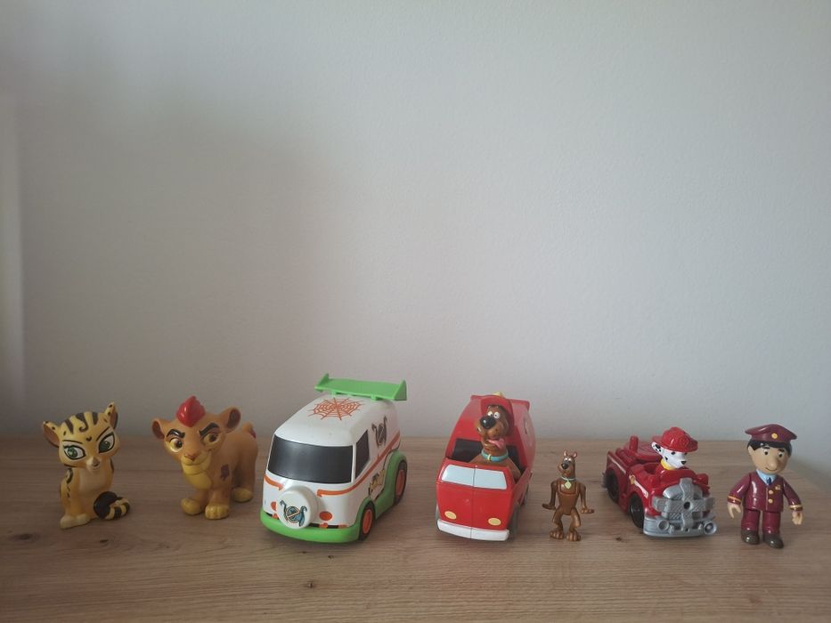 Vand lot cu 7 jucarioare ( 4 figurine si 3 masinute)