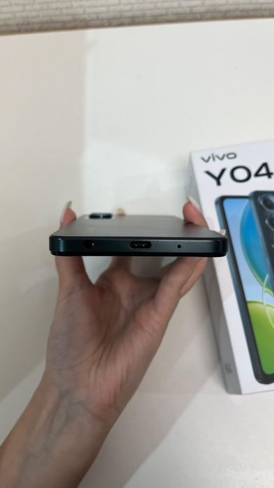 Телефон  vivo жаңа куйінде тұр.