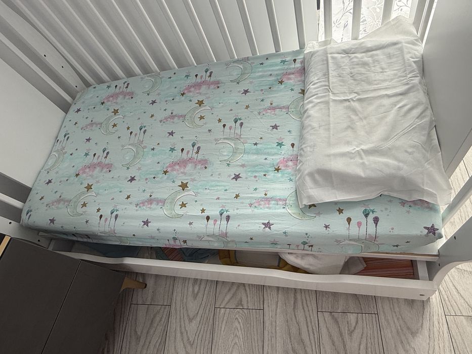 Pătuț Bebeluș cu Sertar – Sigur, Practic și Complet Accesorizat
