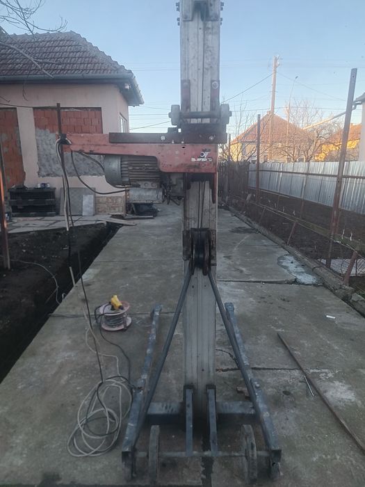 Vând lift construcții