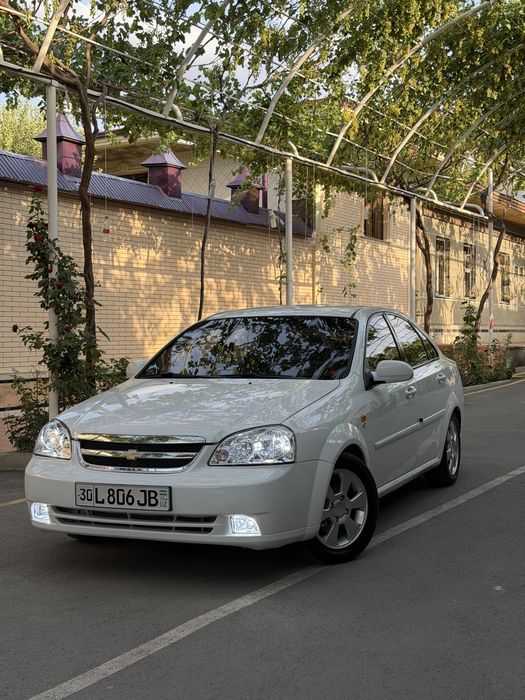 Lacetti 1.8 sotiladi
