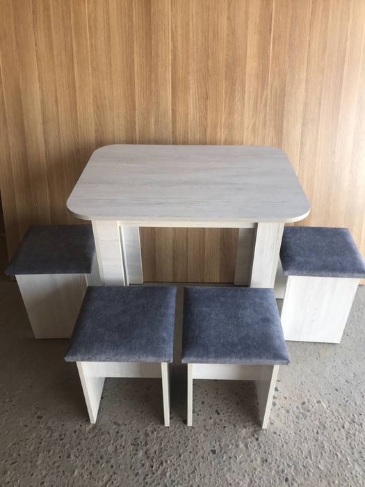 Продаётся новый  кухонный стол  4 табурет