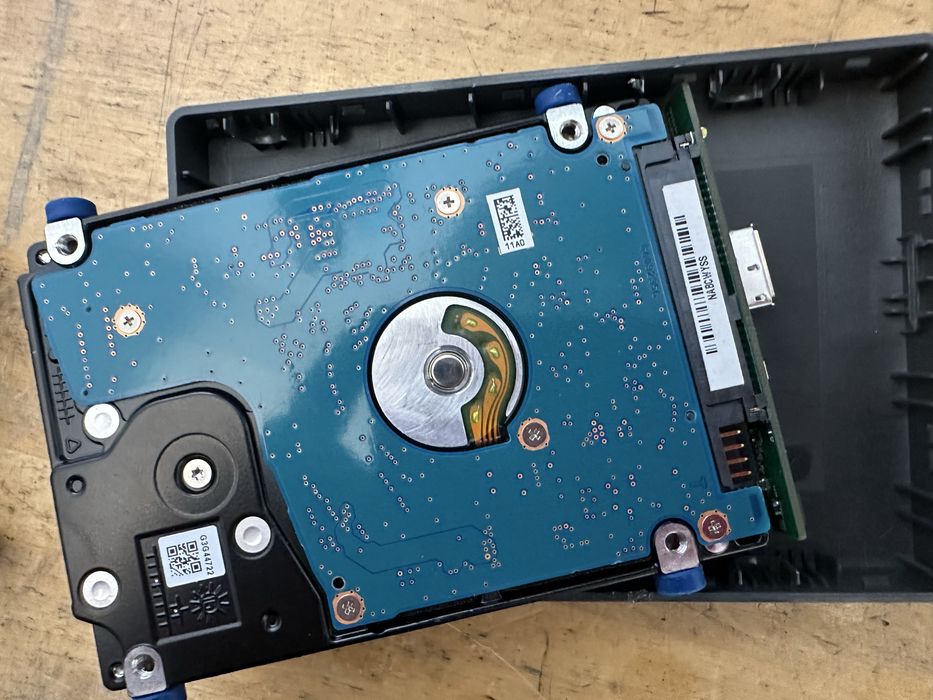 Hdd portabil toshiba 1tb de culoare negru mat inchis