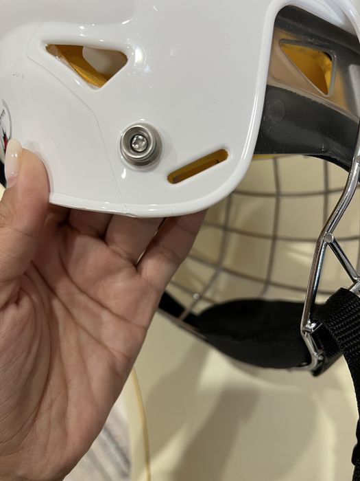 Продается хоккейный шлем