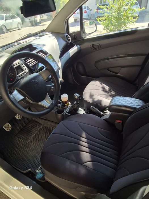 Chevrolet spark белый