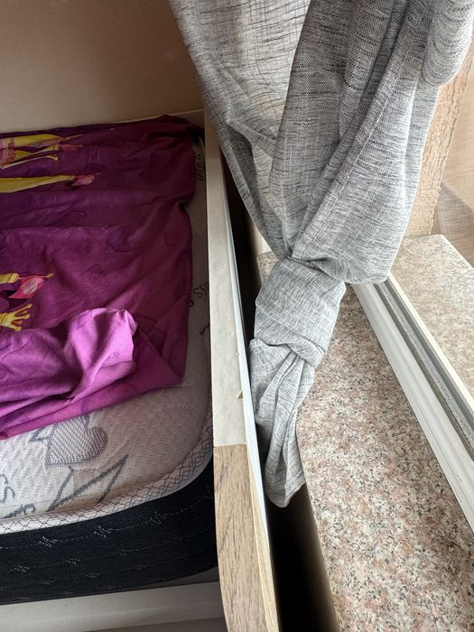 Продавам легло с рафтове,чекмедже и бюро на с колелца