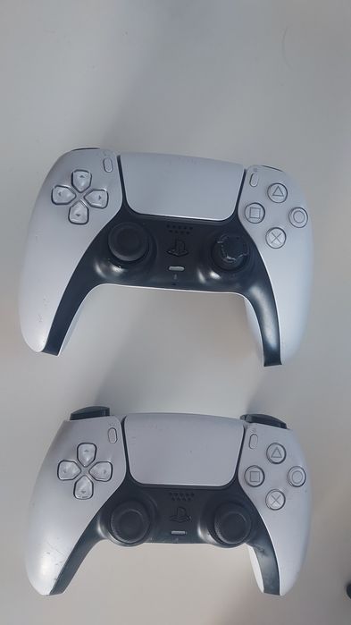 2 manete controller dual shock  PS 5 150 lei ambele, una are drift b dreapta
