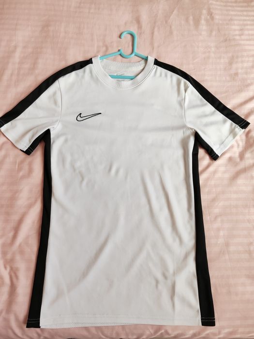Черна  и бяла тениска Nike S размер