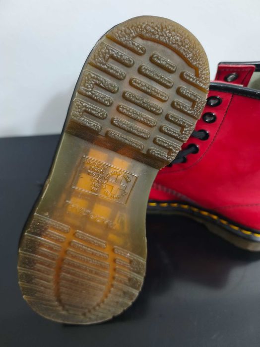 Bocanci Dr. Martens noi. Pretul la jumatate fata de cel de magazin.
