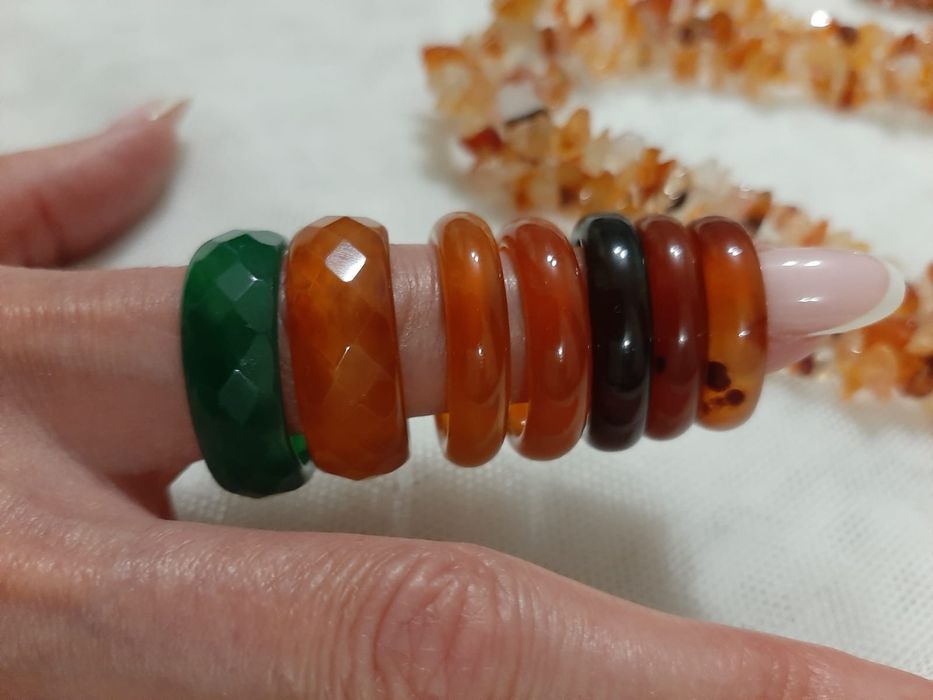 Кольца, бусы из камня