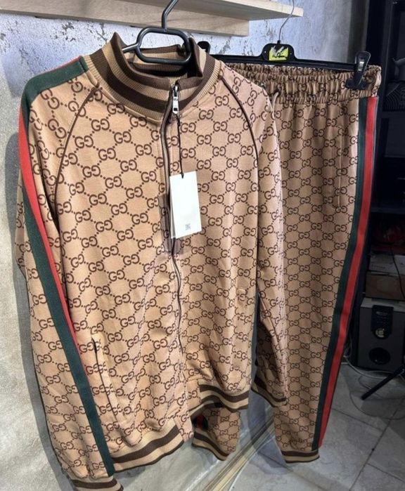 Compleu Gucci 
Marimi Xl
PRET REDUS 245 lei