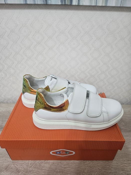 Кроссовки Tiffany  новые 38р