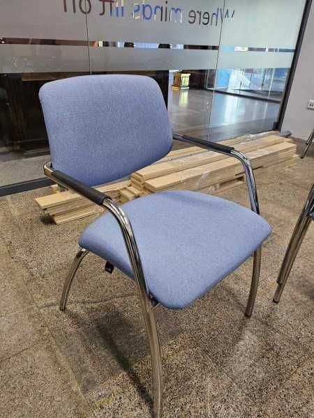 Посетителски стол със метална рамка