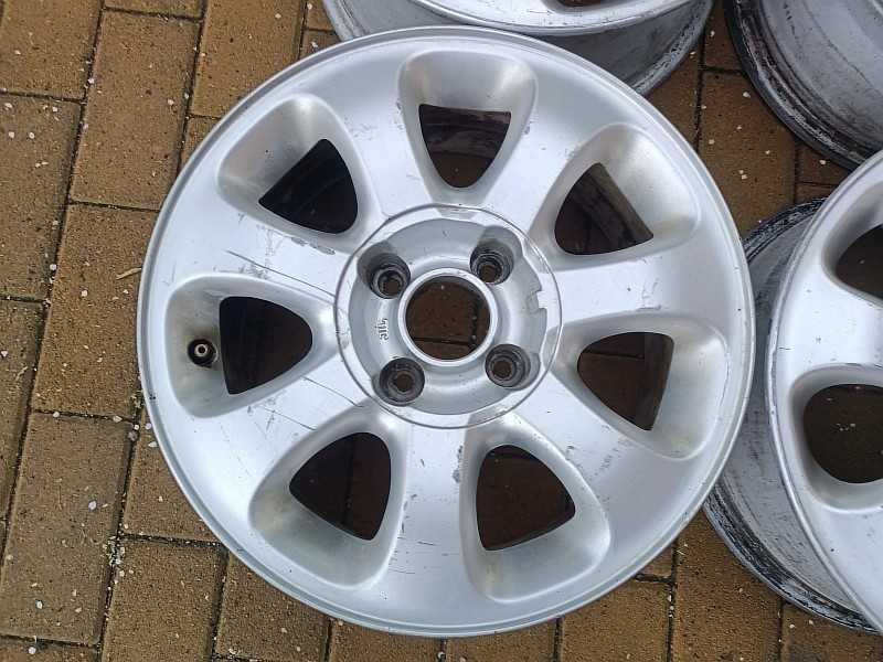 Продам оригинальные легкосплавные диски на Пежо.