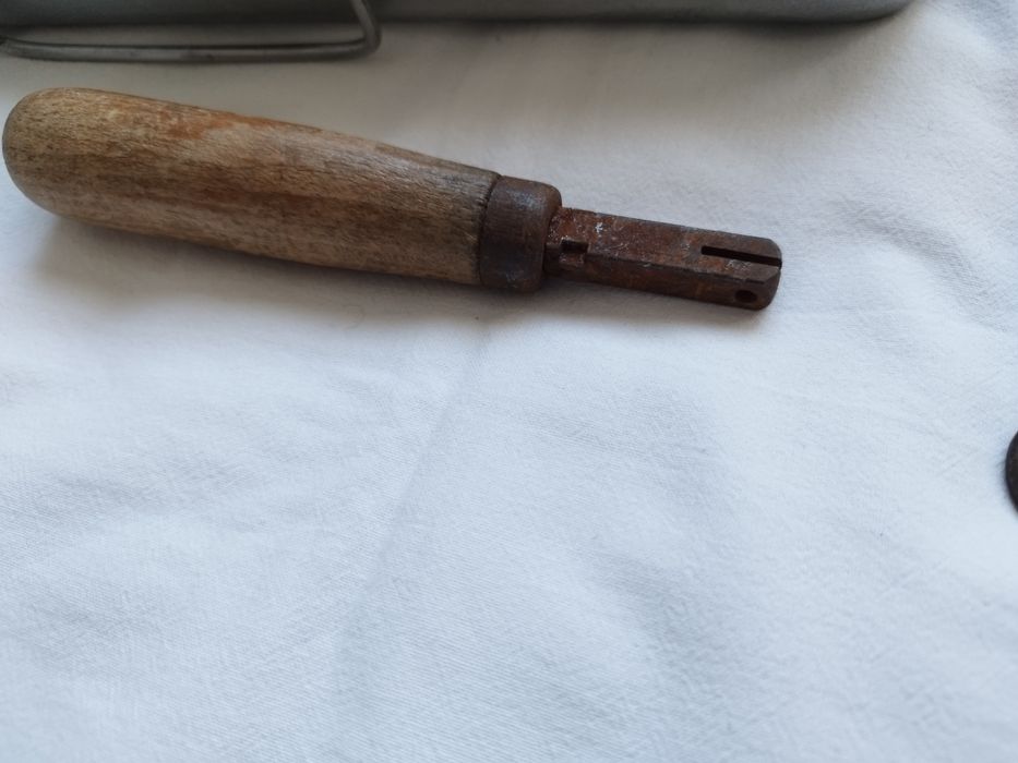 Стара Руска метална кутия, Стари предмети