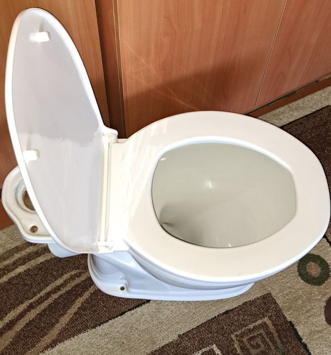 Унитаз без бачка на время ремонта б/у.