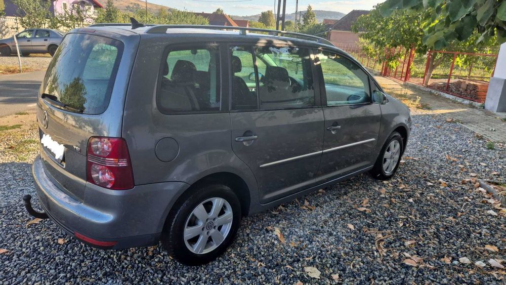 Vând VW Touran, 1.4 benzină, an 2007, culoare gri. 177.628 km. Rulaj redus în România. Cârlig remorcare. Preț: 2.700 €