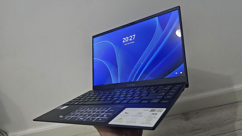 ASUS ZenBook i7- 13.3" OLED UX325EA cu procesor Intel® Core™ i7-1165G7