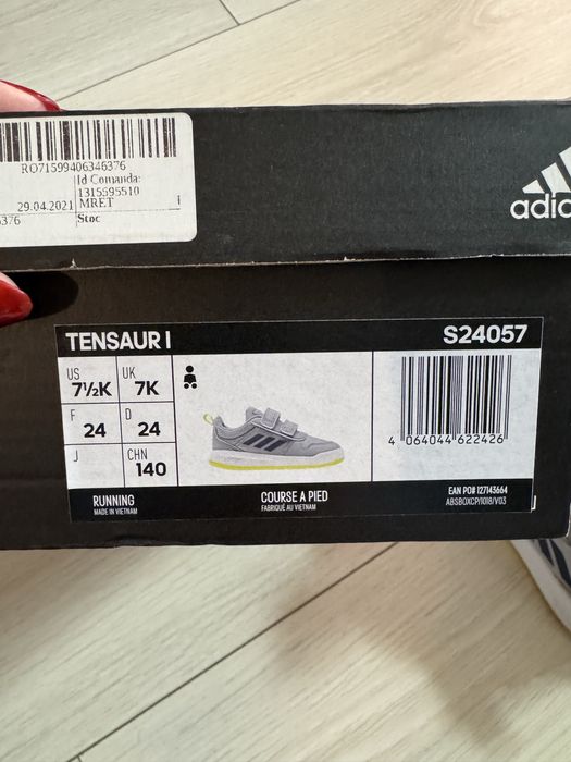 Маратонки Адидас, номер 24