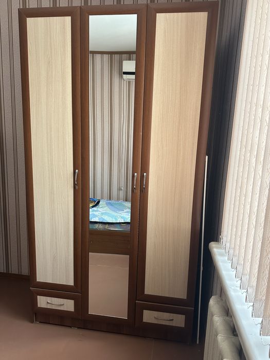 Шифоньер трех створчатый