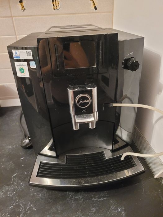 Vând aparat cafea Jura E60