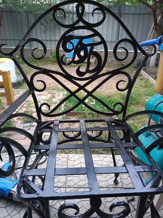 Продам кованые стулья