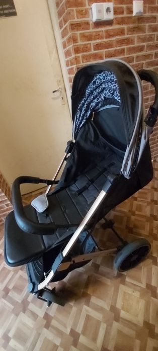 Продавам количка MOMI Estelle Dacar възраст 6+ до 22кг.Много запазена