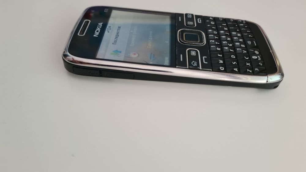 Nokia E72 и зарядно