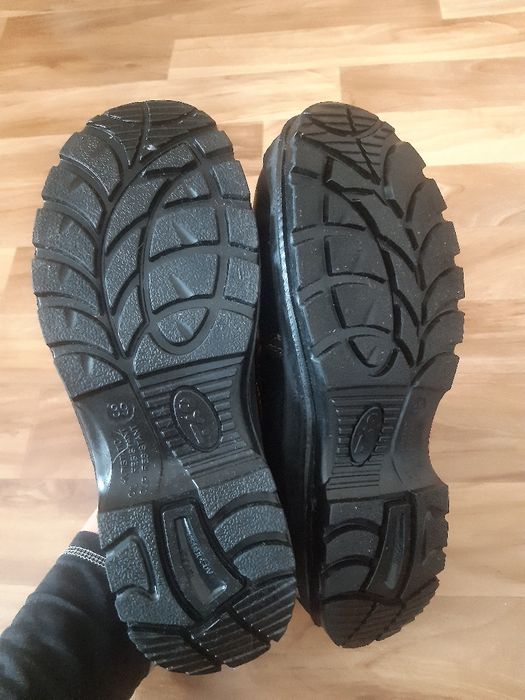 Продам новые ботинки