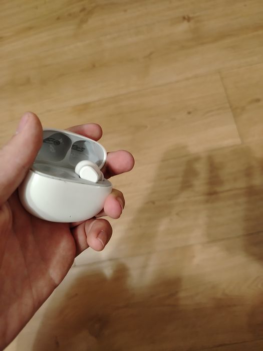 Наушники белые...